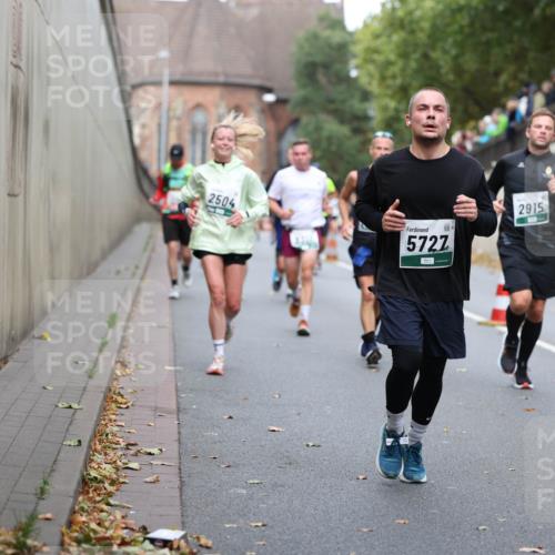 05.10.2025 - 20. swb-Marathon Bremen Michael Strokosch http://msf.ph/oto/9220269 05.10.2025 12:47:48 Laufen 2504, 5727, 2915 meine-sportfotos.de