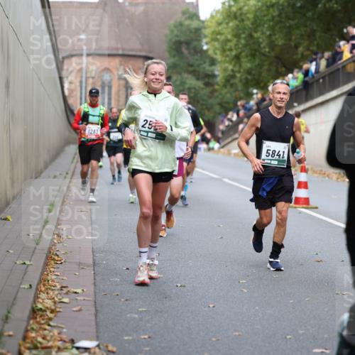 05.10.2025 - 20. swb-Marathon Bremen Michael Strokosch http://msf.ph/oto/9220274 05.10.2025 12:47:49 Laufen 1283, 25, 5841, 5727 meine-sportfotos.de