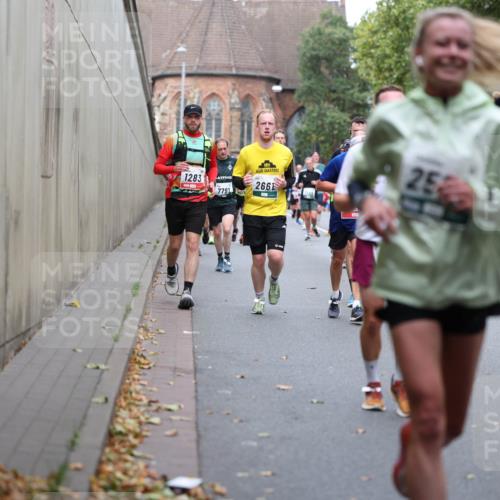 05.10.2025 - 20. swb-Marathon Bremen Michael Strokosch http://msf.ph/oto/9220276 05.10.2025 12:47:50 Laufen 1283, 7791, 2661, 253 meine-sportfotos.de