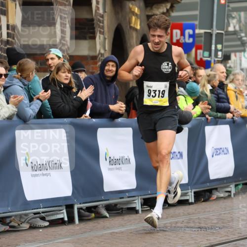 05.10.2025 - 20. swb-Marathon Bremen Strokosch-Dieckow http://msf.ph/oto/9220303 05.10.2025 10:34:38 Ziel 9319 meine-sportfotos.de