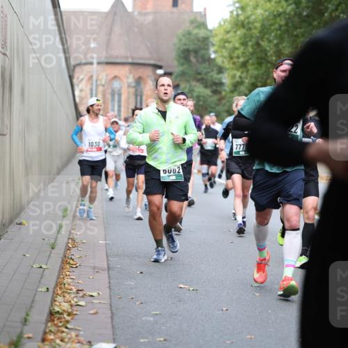 05.10.2025 - 20. swb-Marathon Bremen Michael Strokosch http://msf.ph/oto/9220306 05.10.2025 12:48:00 Laufen 1030, 82, 777, 8861 meine-sportfotos.de