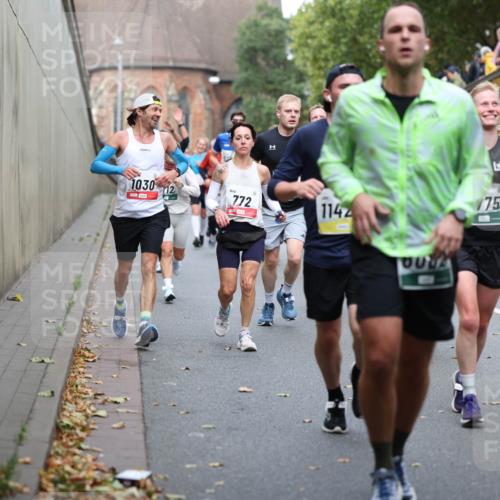 05.10.2025 - 20. swb-Marathon Bremen Michael Strokosch http://msf.ph/oto/9220313 05.10.2025 12:48:02 Laufen 1030, 772, 1142, 75, 4788 meine-sportfotos.de