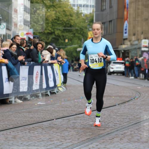 05.10.2025 - 20. swb-Marathon Bremen Strokosch-Dieckow http://msf.ph/oto/9220322 05.10.2025 10:34:51 Ziel 10410 meine-sportfotos.de