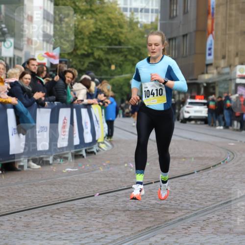 05.10.2025 - 20. swb-Marathon Bremen Strokosch-Dieckow http://msf.ph/oto/9220327 05.10.2025 10:34:51 Ziel 10410 meine-sportfotos.de