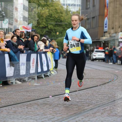 05.10.2025 - 20. swb-Marathon Bremen Strokosch-Dieckow http://msf.ph/oto/9220331 05.10.2025 10:34:51 Ziel 10410 meine-sportfotos.de