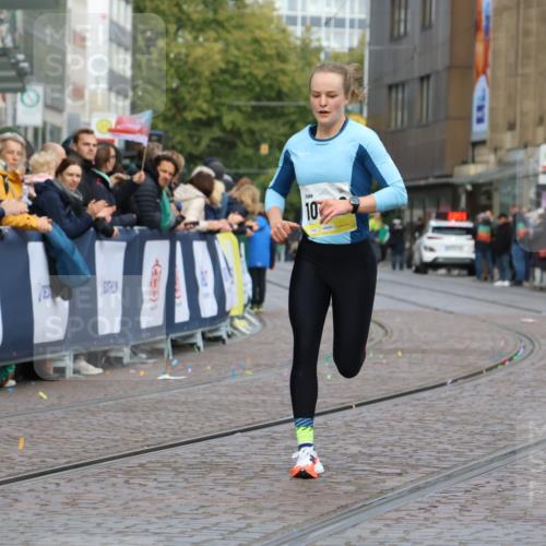 05.10.2025 - 20. swb-Marathon Bremen Strokosch-Dieckow http://msf.ph/oto/9220335 05.10.2025 10:34:51 Ziel 10410 meine-sportfotos.de
