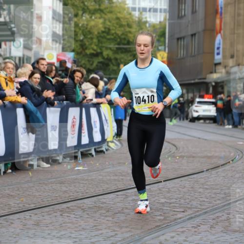 05.10.2025 - 20. swb-Marathon Bremen Strokosch-Dieckow http://msf.ph/oto/9220338 05.10.2025 10:34:51 Ziel 10410 meine-sportfotos.de