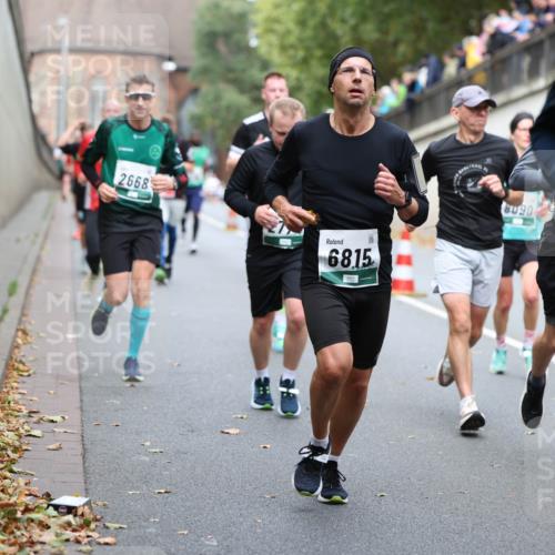 05.10.2025 - 20. swb-Marathon Bremen Michael Strokosch http://msf.ph/oto/9220340 05.10.2025 12:48:14 Laufen 2668, 6815, 8090, 1924 meine-sportfotos.de