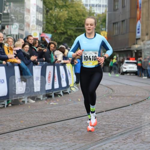 05.10.2025 - 20. swb-Marathon Bremen Strokosch-Dieckow http://msf.ph/oto/9220342 05.10.2025 10:34:51 Ziel 10410 meine-sportfotos.de