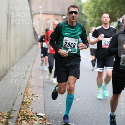 05.10.2025 - 20. swb-Marathon Bremen Michael Strokosch http://msf.ph/oto/9220345 05.10.2025 12:48:15 Laufen 2668, 6, 07, 2774 meine-sportfotos.de