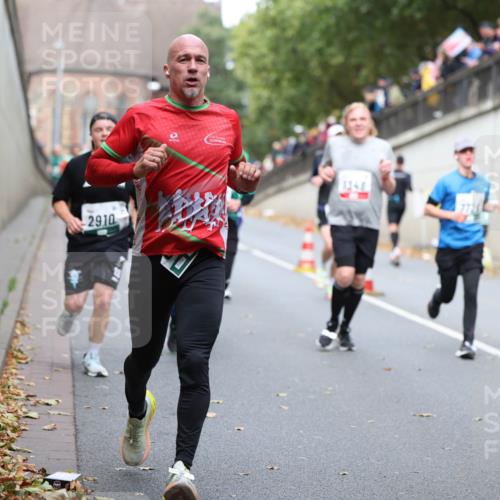 05.10.2025 - 20. swb-Marathon Bremen Michael Strokosch http://msf.ph/oto/9220354 05.10.2025 12:48:17 Laufen 2910, 1348 meine-sportfotos.de
