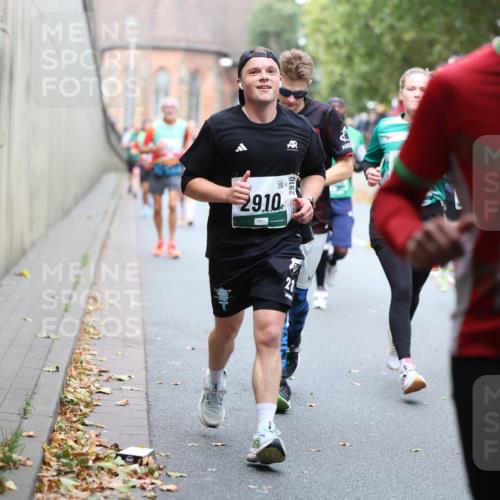 05.10.2025 - 20. swb-Marathon Bremen Michael Strokosch http://msf.ph/oto/9220358 05.10.2025 12:48:19 Laufen 29, 10, 28, 2910 meine-sportfotos.de