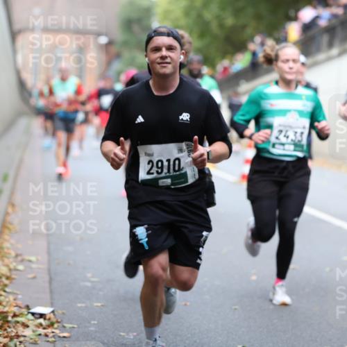 05.10.2025 - 20. swb-Marathon Bremen Michael Strokosch http://msf.ph/oto/9220361 05.10.2025 12:48:19 Laufen 29, 10, 1348, 2435 meine-sportfotos.de