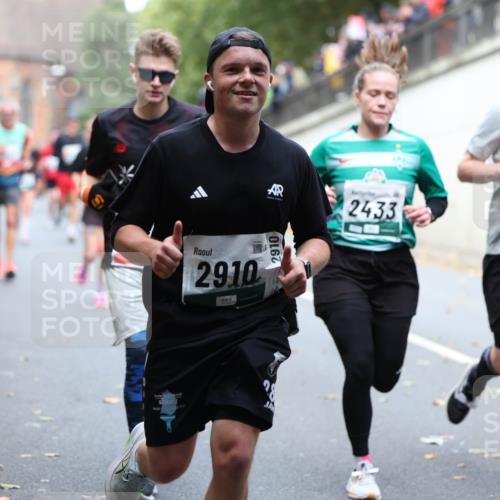 05.10.2025 - 20. swb-Marathon Bremen Michael Strokosch http://msf.ph/oto/9220362 05.10.2025 12:48:19 Laufen 2910, 2433, 1348, 2910 meine-sportfotos.de