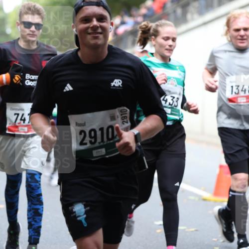 05.10.2025 - 20. swb-Marathon Bremen Michael Strokosch http://msf.ph/oto/9220364 05.10.2025 12:48:20 Laufen 741, 29, 10, 1348, 433, 2910 meine-sportfotos.de