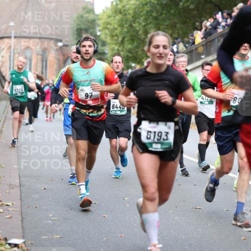 05.10.2025 - 20. swb-Marathon Bremen Michael Strokosch http://msf.ph/oto/9220389 05.10.2025 12:48:27 Laufen 8368, 97, 6440, 6193, 412, 80, 8475 meine-sportfotos.de