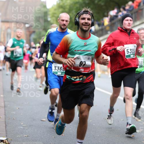 05.10.2025 - 20. swb-Marathon Bremen Michael Strokosch http://msf.ph/oto/9220392 05.10.2025 12:48:28 Laufen 3366, 20, 97, 5309, 30 meine-sportfotos.de