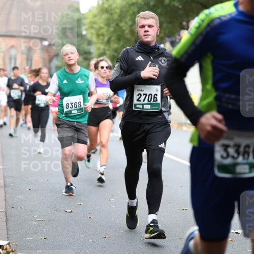 05.10.2025 - 20. swb-Marathon Bremen Michael Strokosch http://msf.ph/oto/9220395 05.10.2025 12:48:29 Laufen 8368, 2706, 09774, 3360, 645 meine-sportfotos.de