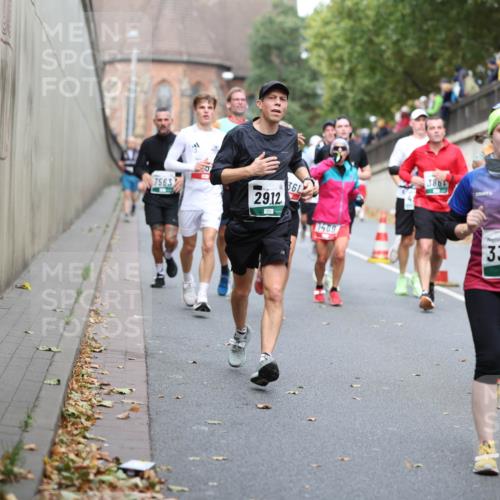 05.10.2025 - 20. swb-Marathon Bremen Michael Strokosch http://msf.ph/oto/9220408 05.10.2025 12:48:33 Laufen 7563, 29, 12, 361, 469, 386, 3387 meine-sportfotos.de