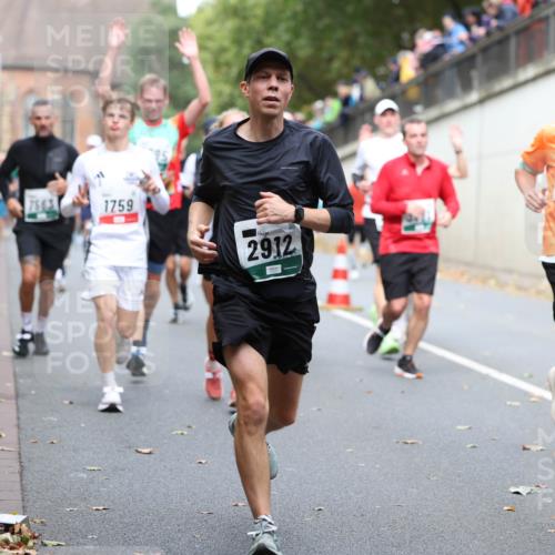 05.10.2025 - 20. swb-Marathon Bremen Michael Strokosch http://msf.ph/oto/9220414 05.10.2025 12:48:34 Laufen 7563, 1759, 2912, 1856 meine-sportfotos.de