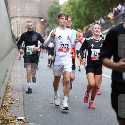 05.10.2025 - 20. swb-Marathon Bremen Michael Strokosch http://msf.ph/oto/9220417 05.10.2025 12:48:35 Laufen 756, 3, 1759, 136, 2912 meine-sportfotos.de