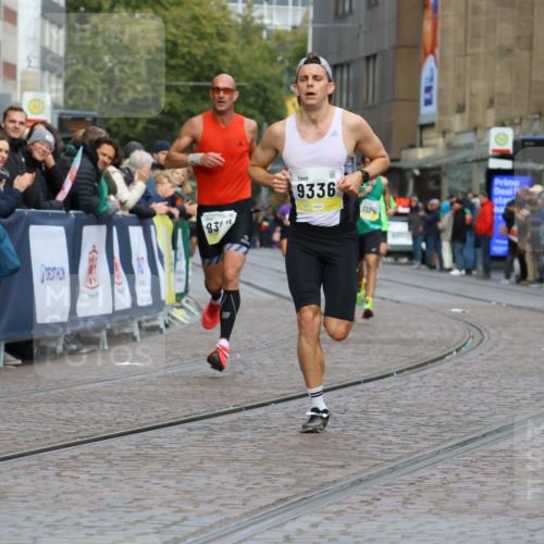 05.10.2025 - 20. swb-Marathon Bremen Strokosch-Dieckow http://msf.ph/oto/9220447 05.10.2025 10:35:23 Ziel 9336, 9340, 11341 meine-sportfotos.de