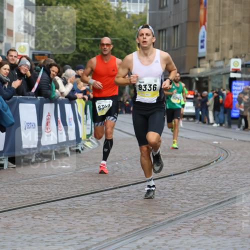 05.10.2025 - 20. swb-Marathon Bremen Strokosch-Dieckow http://msf.ph/oto/9220450 05.10.2025 10:35:23 Ziel 9336, 9340, 11341 meine-sportfotos.de
