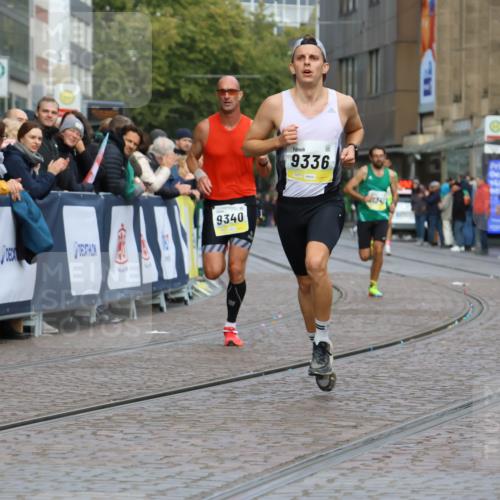 05.10.2025 - 20. swb-Marathon Bremen Strokosch-Dieckow http://msf.ph/oto/9220454 05.10.2025 10:35:23 Ziel 9336, 9340, 11341 meine-sportfotos.de