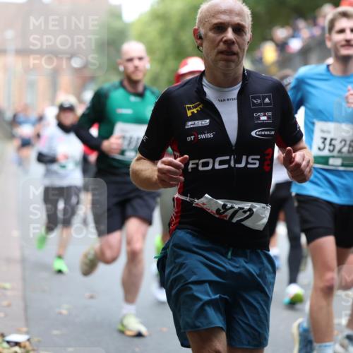 05.10.2025 - 20. swb-Marathon Bremen Michael Strokosch http://msf.ph/oto/9220456 05.10.2025 12:48:45 Laufen 3526 meine-sportfotos.de