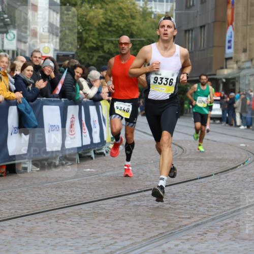 05.10.2025 - 20. swb-Marathon Bremen Strokosch-Dieckow http://msf.ph/oto/9220458 05.10.2025 10:35:23 Ziel 9336, 9340, 11341 meine-sportfotos.de