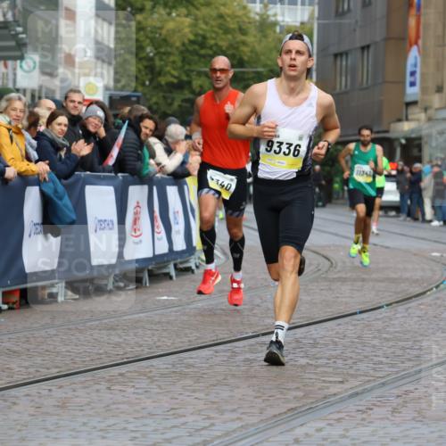 05.10.2025 - 20. swb-Marathon Bremen Strokosch-Dieckow http://msf.ph/oto/9220462 05.10.2025 10:35:23 Ziel 9336, 9340, 11341 meine-sportfotos.de
