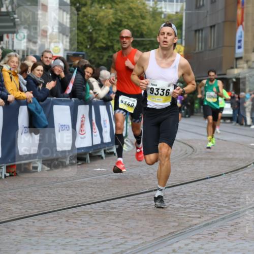 05.10.2025 - 20. swb-Marathon Bremen Strokosch-Dieckow http://msf.ph/oto/9220466 05.10.2025 10:35:23 Ziel 9336, 9340, 11341 meine-sportfotos.de