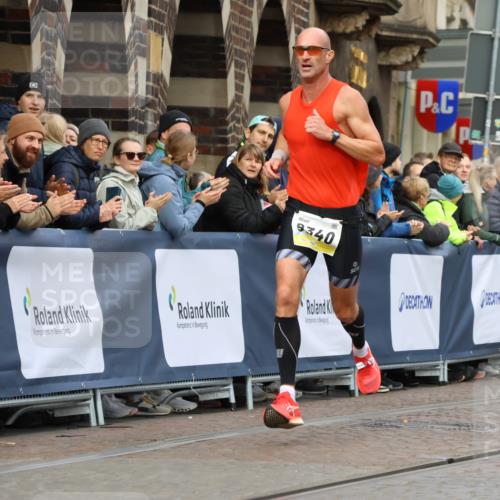 05.10.2025 - 20. swb-Marathon Bremen Strokosch-Dieckow http://msf.ph/oto/9220469 05.10.2025 10:35:26 Ziel 9336, 9340, 11341 meine-sportfotos.de