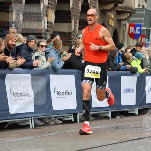 05.10.2025 - 20. swb-Marathon Bremen Strokosch-Dieckow http://msf.ph/oto/9220473 05.10.2025 10:35:26 Ziel 9336, 9340, 11341 meine-sportfotos.de