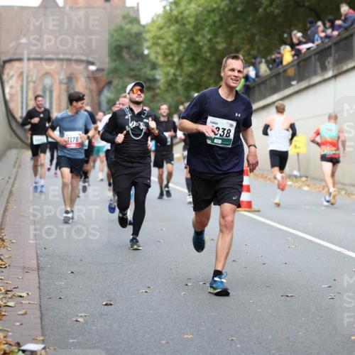 05.10.2025 - 20. swb-Marathon Bremen Michael Strokosch http://msf.ph/oto/9220474 05.10.2025 12:48:50 Laufen 178, 338, 7642 meine-sportfotos.de