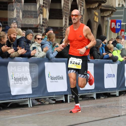 05.10.2025 - 20. swb-Marathon Bremen Strokosch-Dieckow http://msf.ph/oto/9220477 05.10.2025 10:35:26 Ziel 9336, 9340, 11341 meine-sportfotos.de