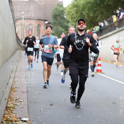 05.10.2025 - 20. swb-Marathon Bremen Michael Strokosch http://msf.ph/oto/9220478 05.10.2025 12:48:52 Laufen 1178 meine-sportfotos.de