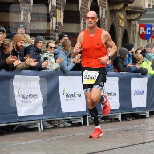 05.10.2025 - 20. swb-Marathon Bremen Strokosch-Dieckow http://msf.ph/oto/9220480 05.10.2025 10:35:26 Ziel 9336, 9340, 11341 meine-sportfotos.de