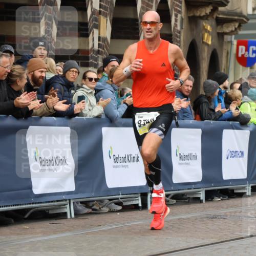 05.10.2025 - 20. swb-Marathon Bremen Strokosch-Dieckow http://msf.ph/oto/9220484 05.10.2025 10:35:26 Ziel 9336, 9340, 11341 meine-sportfotos.de