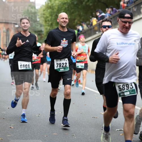 05.10.2025 - 20. swb-Marathon Bremen Michael Strokosch http://msf.ph/oto/9220488 05.10.2025 12:48:56 Laufen 6666, 7922, 5893, 208 meine-sportfotos.de