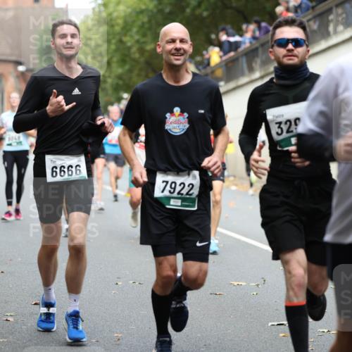 05.10.2025 - 20. swb-Marathon Bremen Michael Strokosch http://msf.ph/oto/9220490 05.10.2025 12:48:56 Laufen 329, 6666, 7922, 5893 meine-sportfotos.de