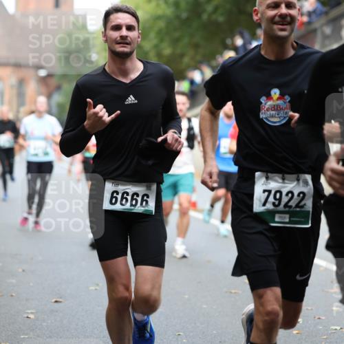 05.10.2025 - 20. swb-Marathon Bremen Michael Strokosch http://msf.ph/oto/9220491 05.10.2025 12:48:57 Laufen 3293, 6666, 7922 meine-sportfotos.de
