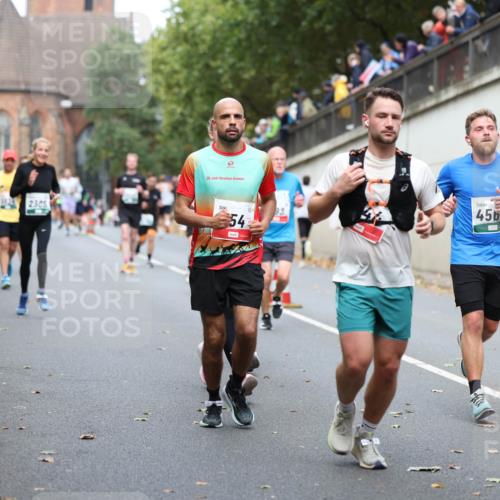 05.10.2025 - 20. swb-Marathon Bremen Michael Strokosch http://msf.ph/oto/9220495 05.10.2025 12:48:59 Laufen 2305, 20, 54, 4569 meine-sportfotos.de