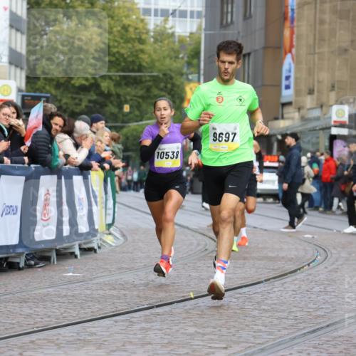 05.10.2025 - 20. swb-Marathon Bremen Strokosch-Dieckow http://msf.ph/oto/9220509 05.10.2025 10:35:34 Ziel 9596, 9697, 10538 meine-sportfotos.de