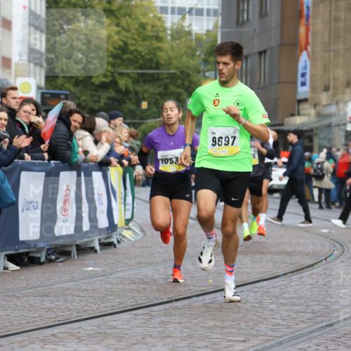 05.10.2025 - 20. swb-Marathon Bremen Strokosch-Dieckow http://msf.ph/oto/9220519 05.10.2025 10:35:34 Ziel 9596, 9697, 10538 meine-sportfotos.de