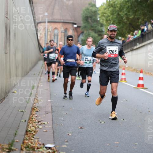 05.10.2025 - 20. swb-Marathon Bremen Michael Strokosch http://msf.ph/oto/9220520 05.10.2025 12:49:08 Laufen 4400, 4444, 1705 meine-sportfotos.de