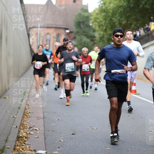 05.10.2025 - 20. swb-Marathon Bremen Michael Strokosch http://msf.ph/oto/9220524 05.10.2025 12:49:11 Laufen 4409, 4444 meine-sportfotos.de