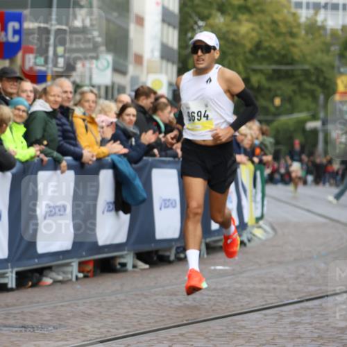 05.10.2025 - 20. swb-Marathon Bremen Strokosch-Dieckow http://msf.ph/oto/9220540 05.10.2025 10:35:40 Ziel 9596, 10538 meine-sportfotos.de