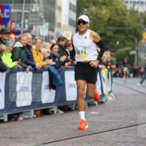 05.10.2025 - 20. swb-Marathon Bremen Strokosch-Dieckow http://msf.ph/oto/9220544 05.10.2025 10:35:40 Ziel 9596, 10538 meine-sportfotos.de