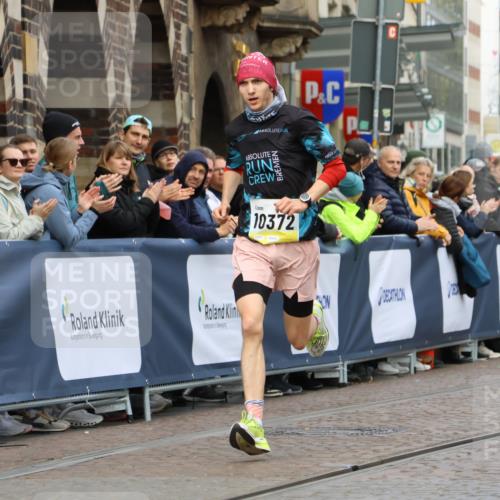 05.10.2025 - 20. swb-Marathon Bremen Strokosch-Dieckow http://msf.ph/oto/9220550 05.10.2025 10:35:56 Ziel 10372 meine-sportfotos.de